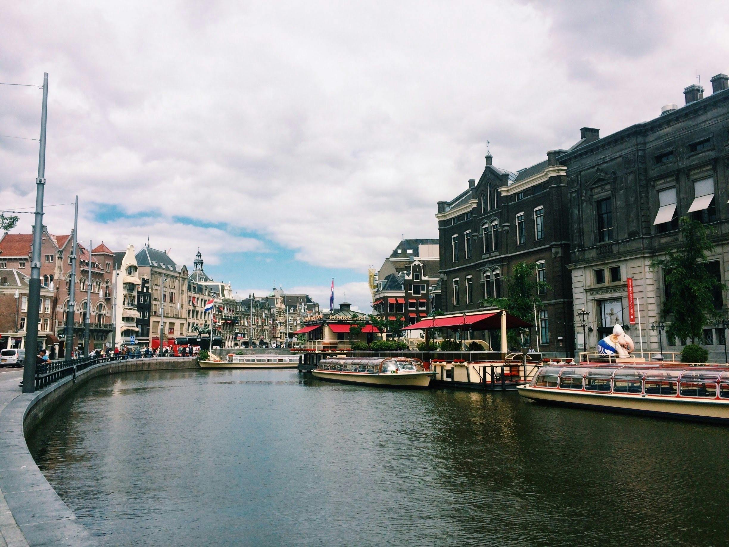 Bateaux De Tourisme Sur La Rivière En Ville au Pays Bas