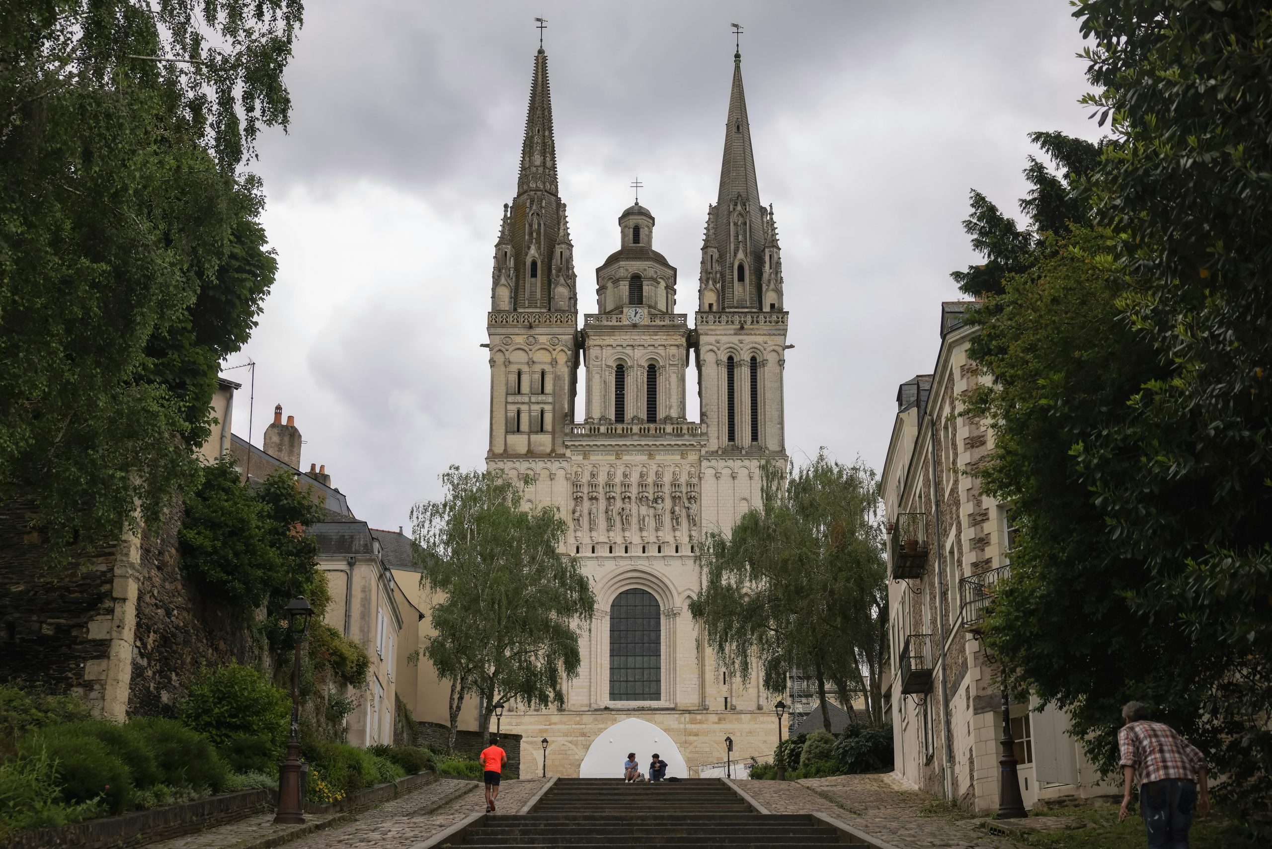 Vue imprenable sur la cathédrale d'Angers entourée d'un écrin de verdure en France.