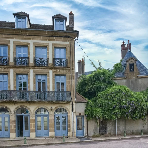 Autun, cité médiévale en Bourgogne, belles maisons dans le centre.