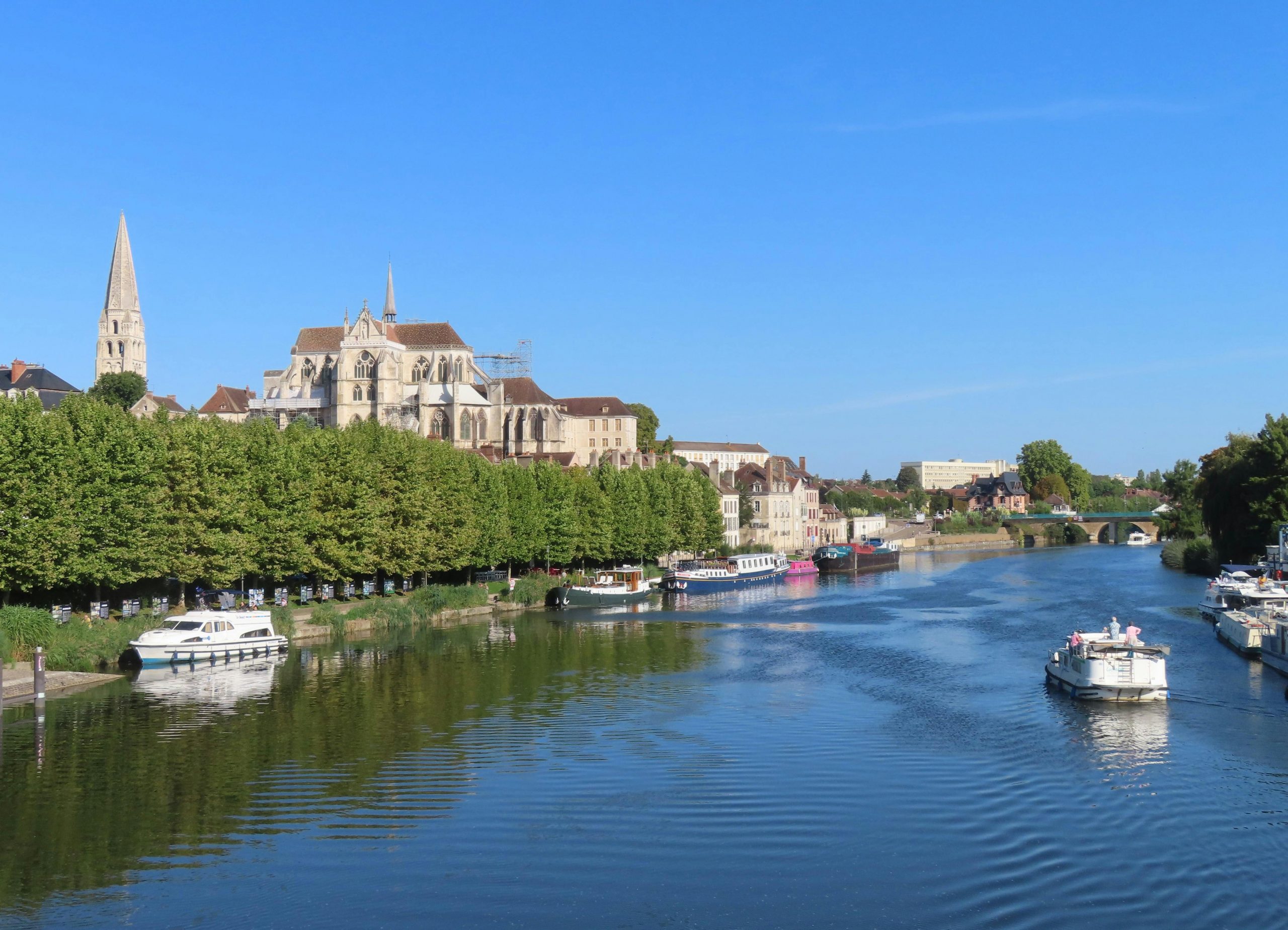 Vue imprenable sur le fleuve Yonne avec ses bateaux et la cathédrale d'Auxerre en Bourgogne, France.