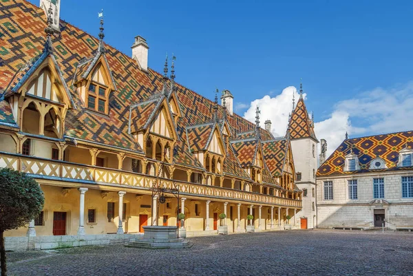Hospices de Beaune ou Hôtel-Dieu de Beaune est une ancienne aumônerie caritative de Beaune, en France. Cour, façade intérieure avec toit polychrome.