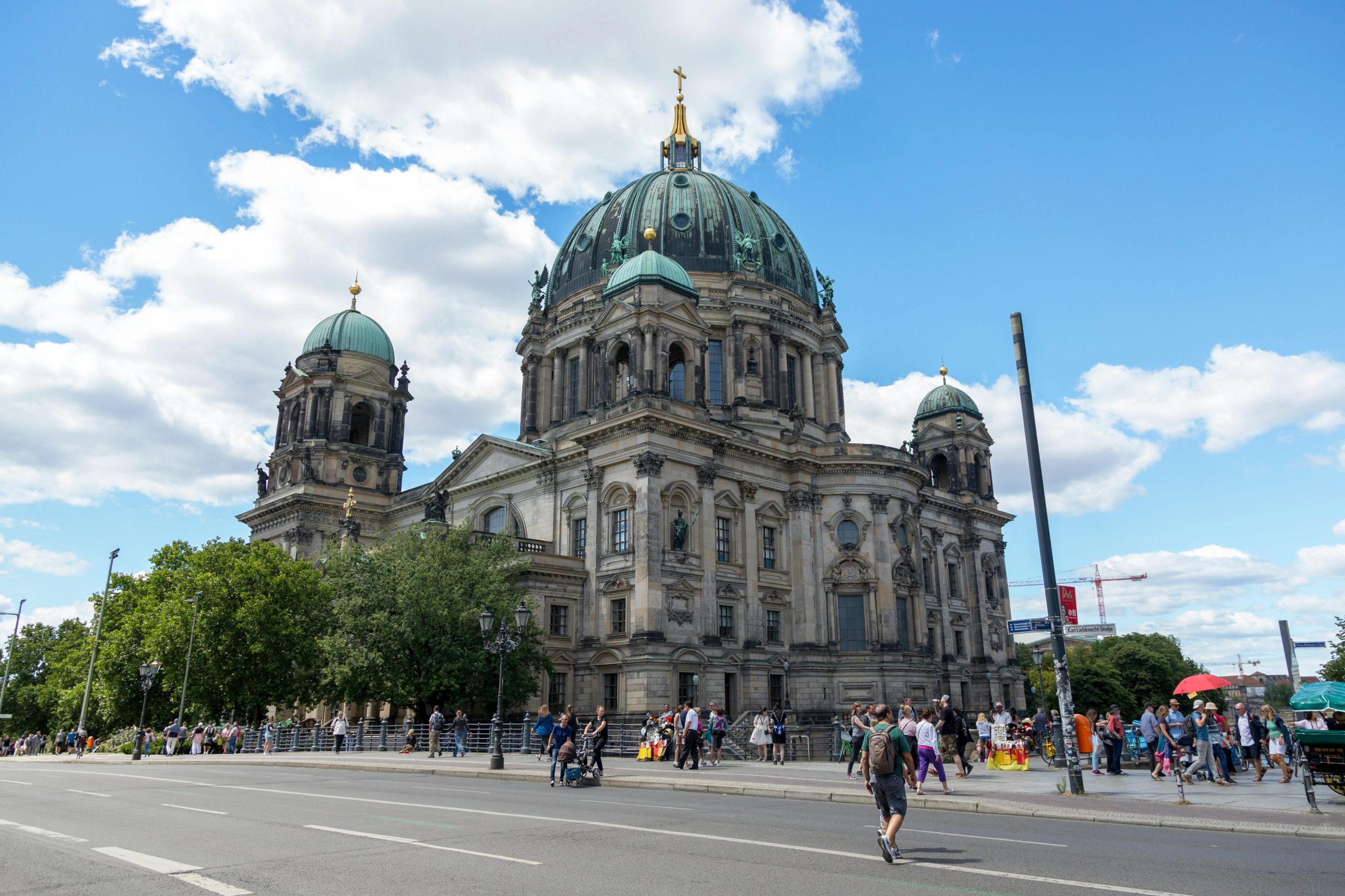 La cathédrale de Berlin entourée de touristes lors d'une belle journée d'été mettant en valeur son architecture.