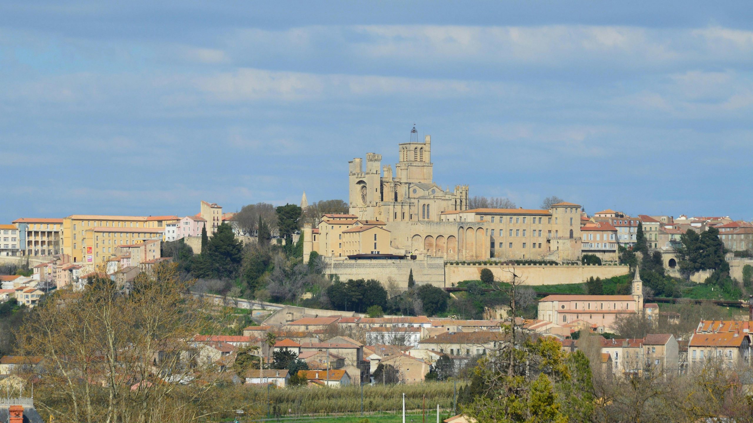 Vue imprenable sur la cathédrale de Béziers surplombant la ville en Occitanie, France.