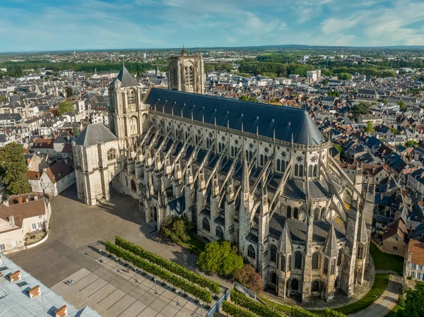 Vue aérienne de la cathédrale Saint-Étienne, église catholique romaine de Bourges, chef-d'œuvre gothique médiéval du Moyen Âge, avec cinq nefs, chapelles entourant le chœur, contreforts volants.