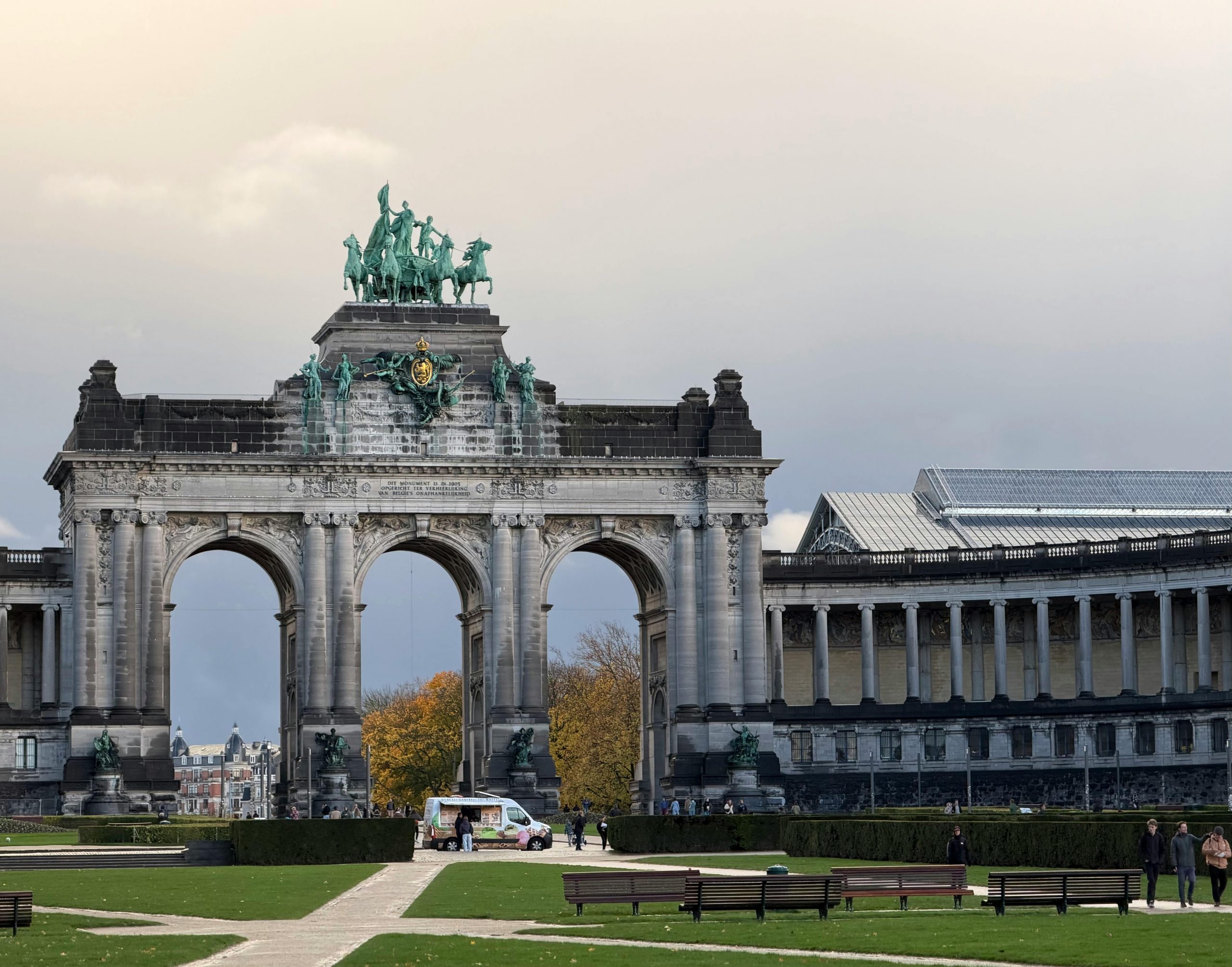 Vue imprenable sur les arcades du Cinquantenaire à Bruxelles, qui capture toute la grandeur de l'architecture belge.