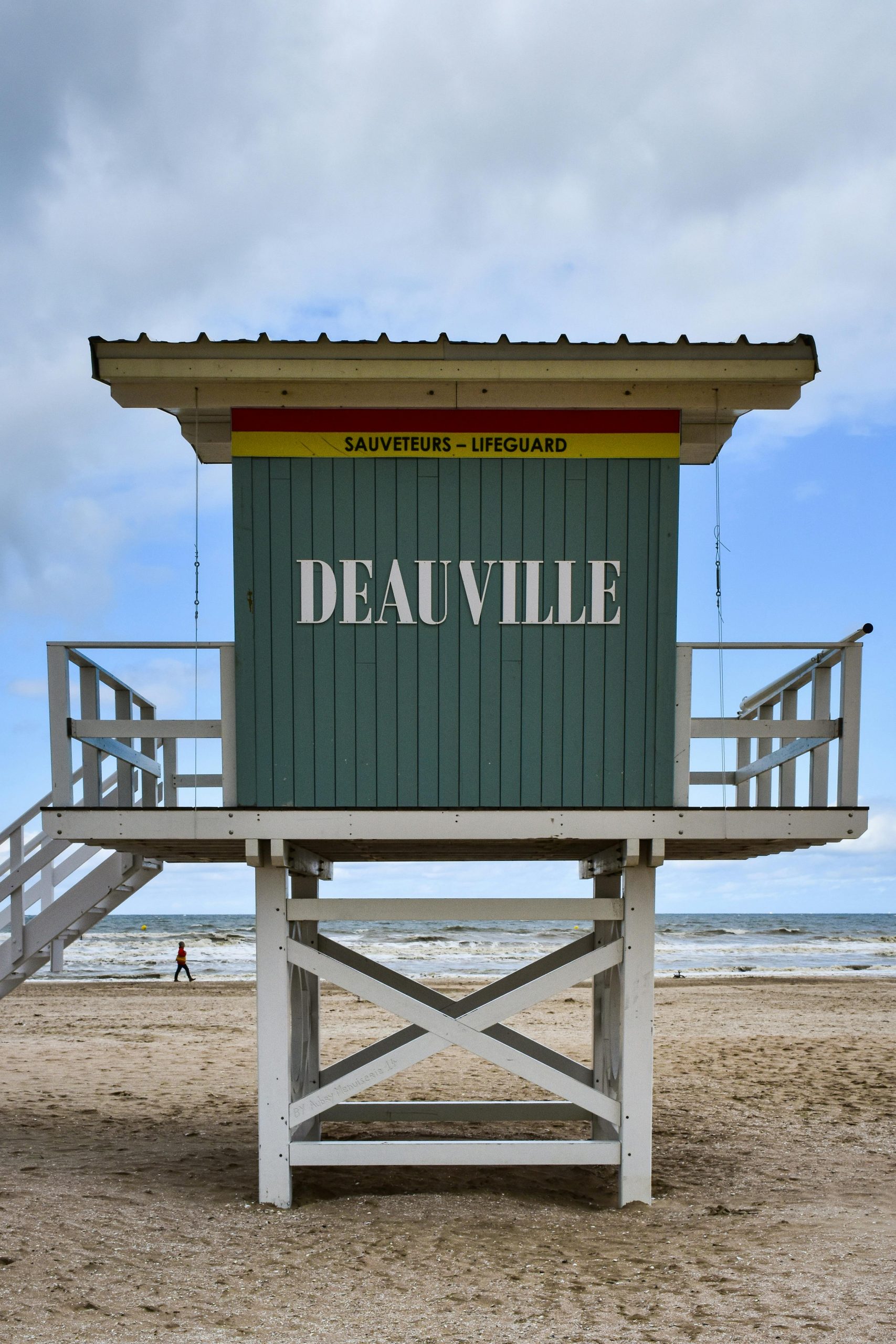 Poste de secours sur la plage de Deauville en Normandie, France sous un ciel nuageux.