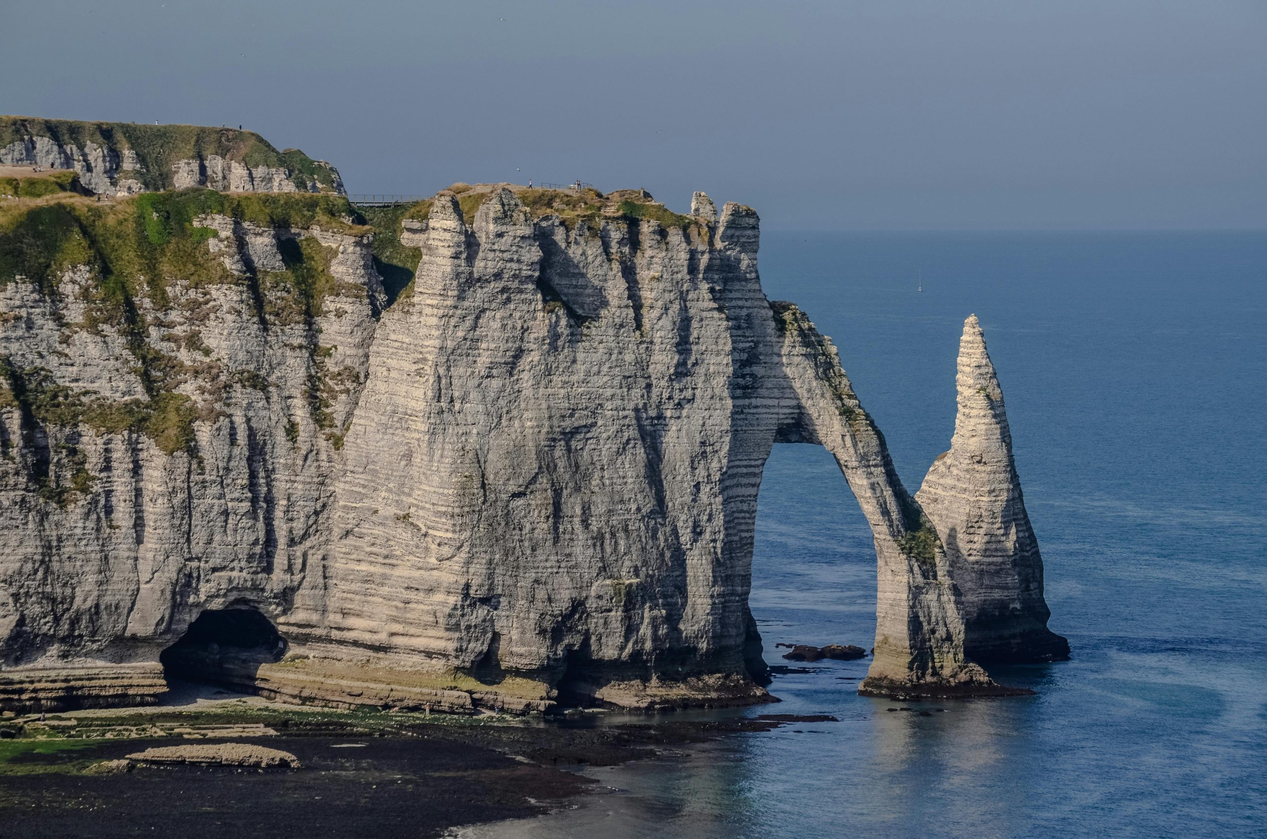 Les Majestueuses Falaises D'étretat, Normandie, France.