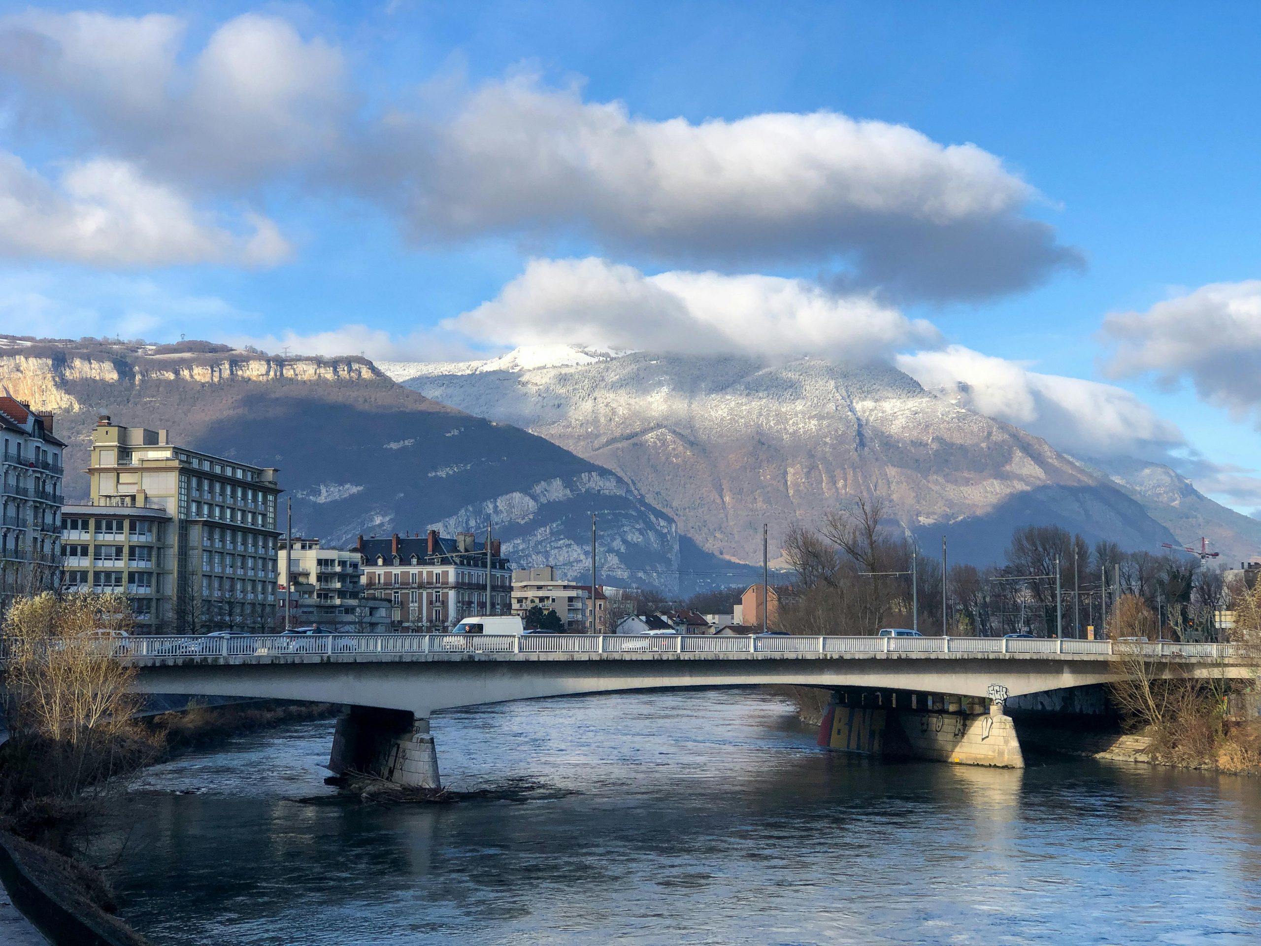 Paysage Grenoble avec pont premier plan et montage au deuxième.