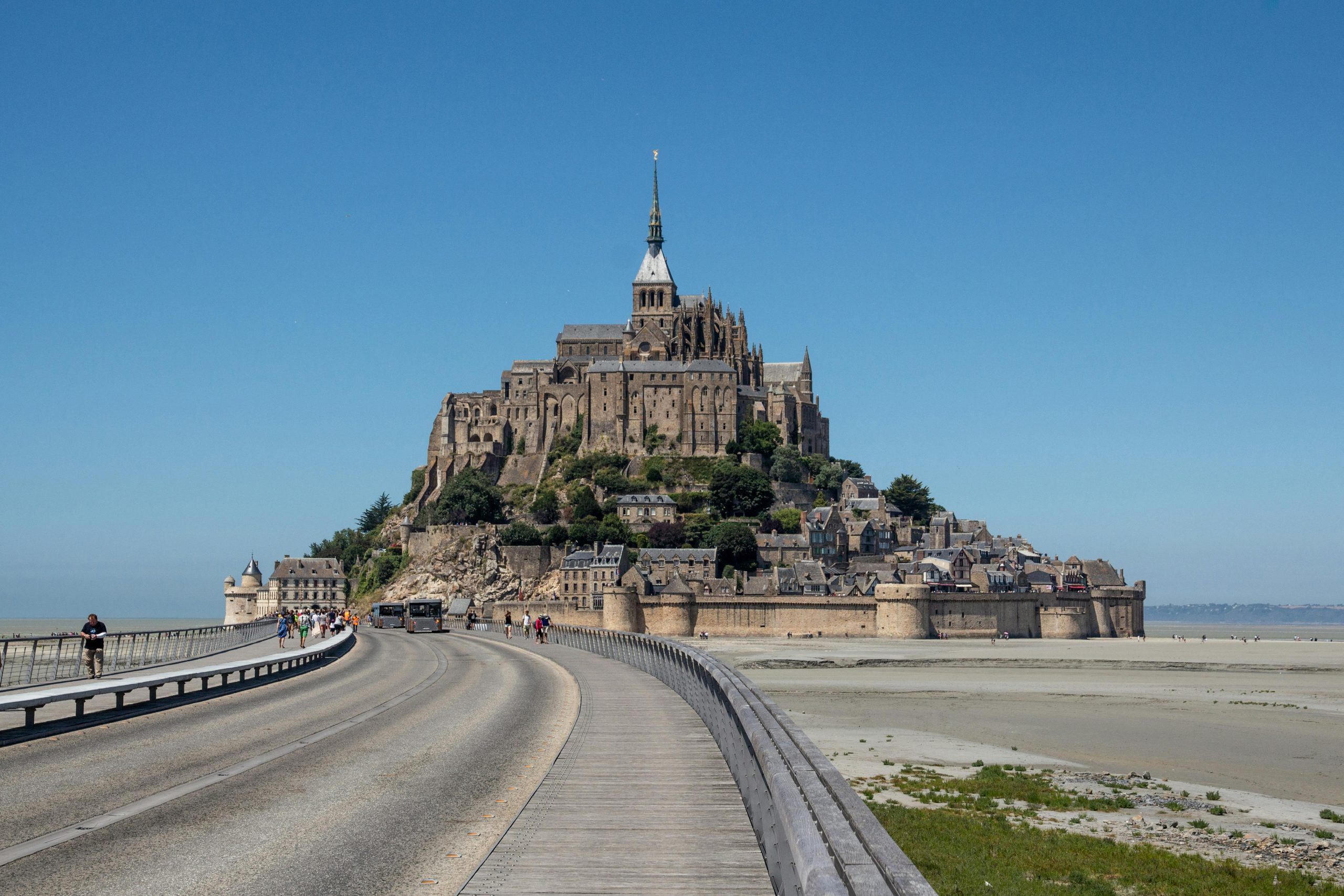Une vue diurne à couper le souffle sur le Mont Saint-Michel, un célèbre monument historique de Normandie, en France.