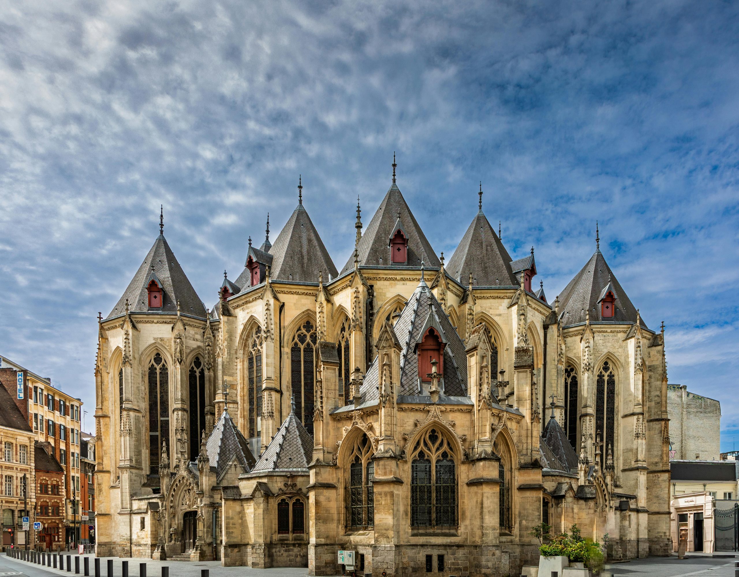 L'élégante architecture gothique de l'église Saint-Maurice à Lille, en France, sous un ciel vibrant.