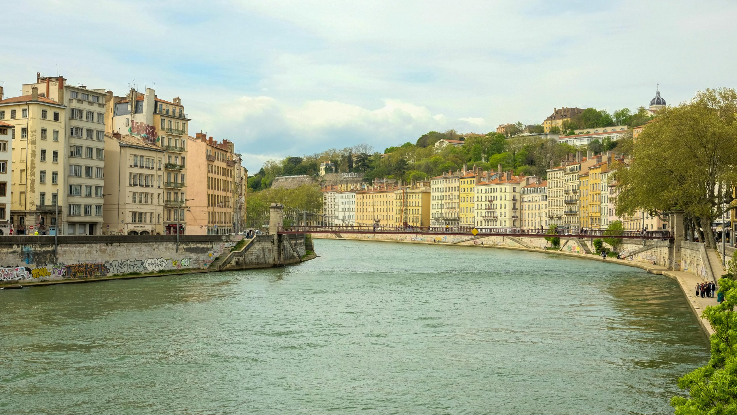 Explorez les rives pittoresques de Lyon, en France, avec leur architecture historique et leurs rues animées.