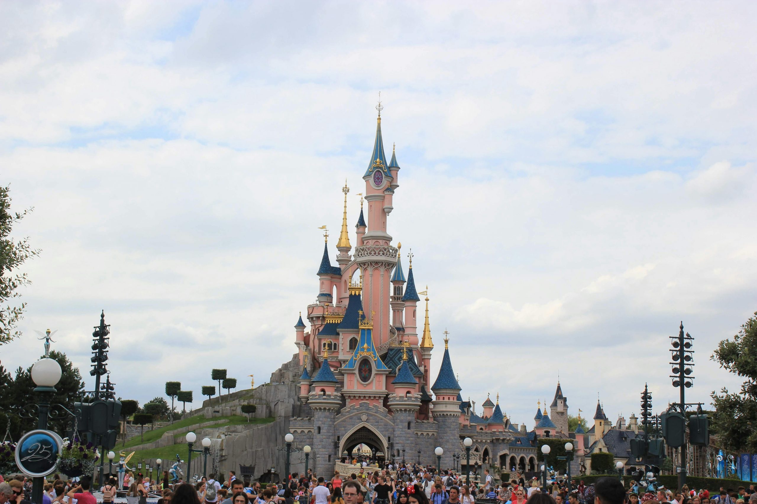 Vue magique sur l'emblématique château de Disneyland Paris avec un ciel bleu vibrant.