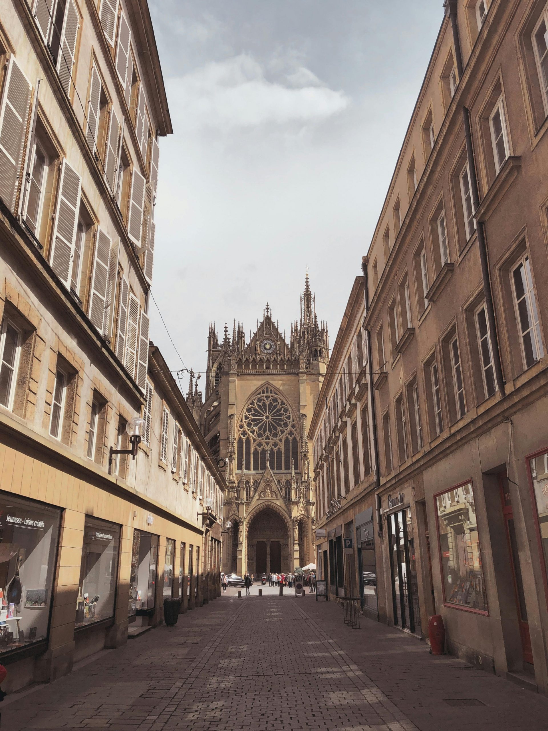 Une vue pittoresque de la rue menant à la cathédrale historique de Metz en France.