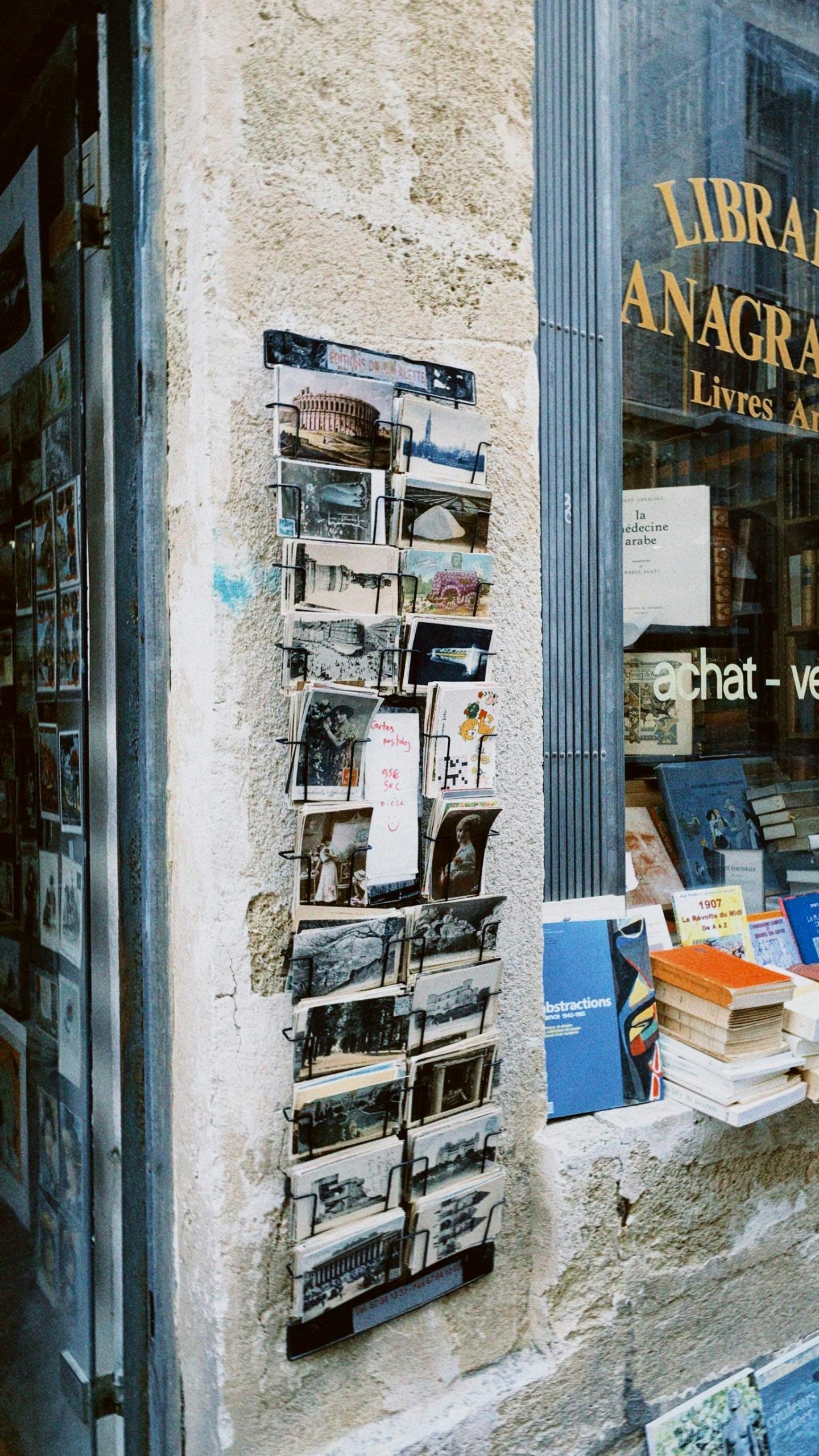 Cartes postales anciennes exposées à l'extérieur d'une charmante librairie à Montpellier, en France.