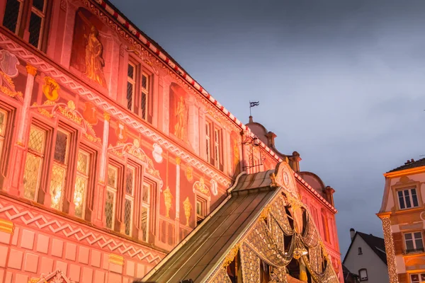 façade de la mairie musée historique orné de tissus pour le marché de Noël.