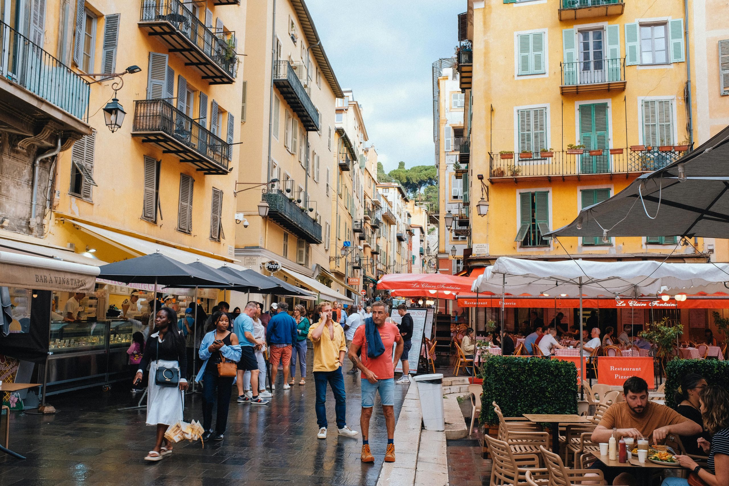 Scène De Rue Animée à Nice, Dans La Vieille Ville De France.