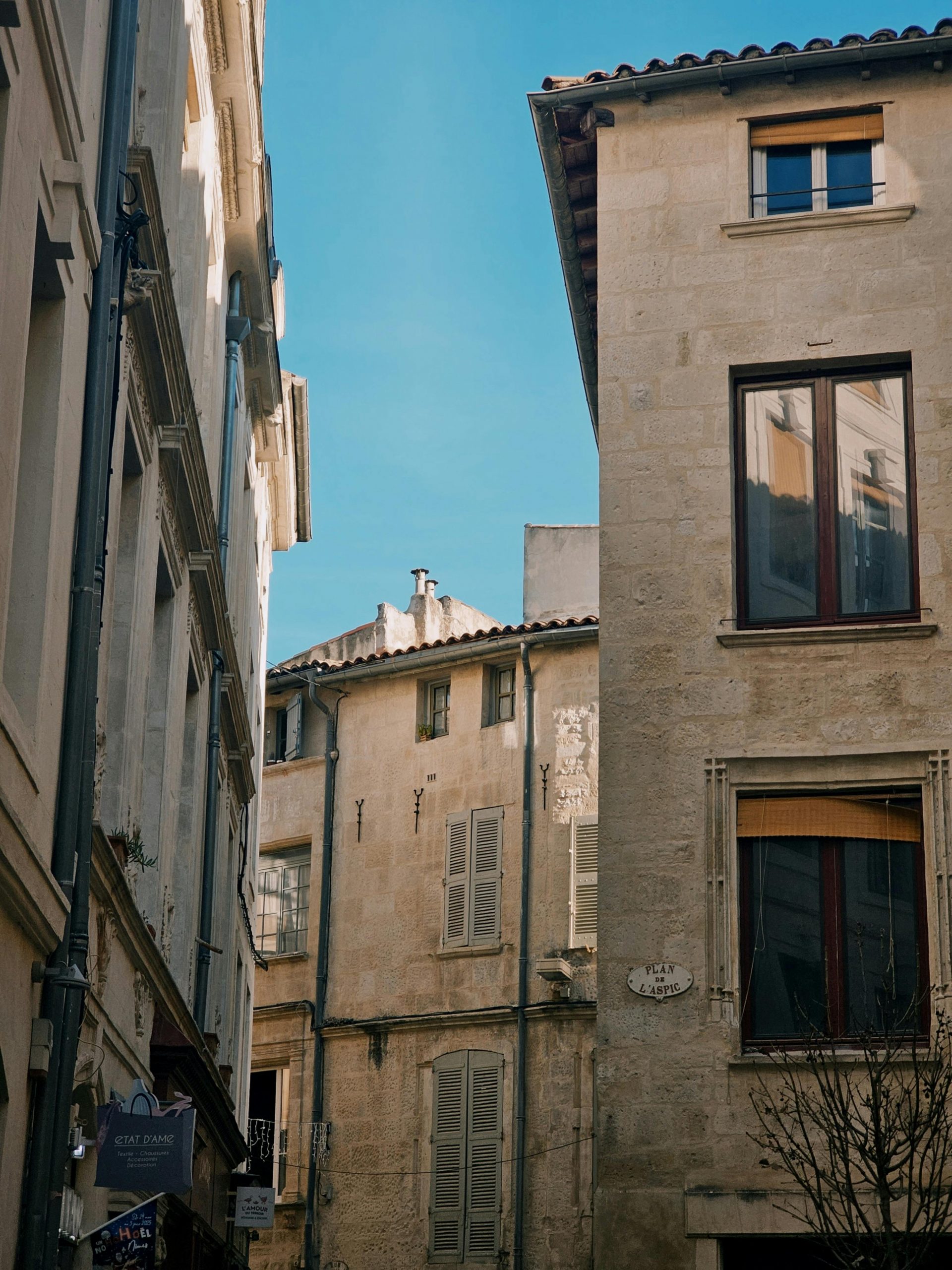 âtiments historiques à Nîmes, France sous un ciel bleu clair.