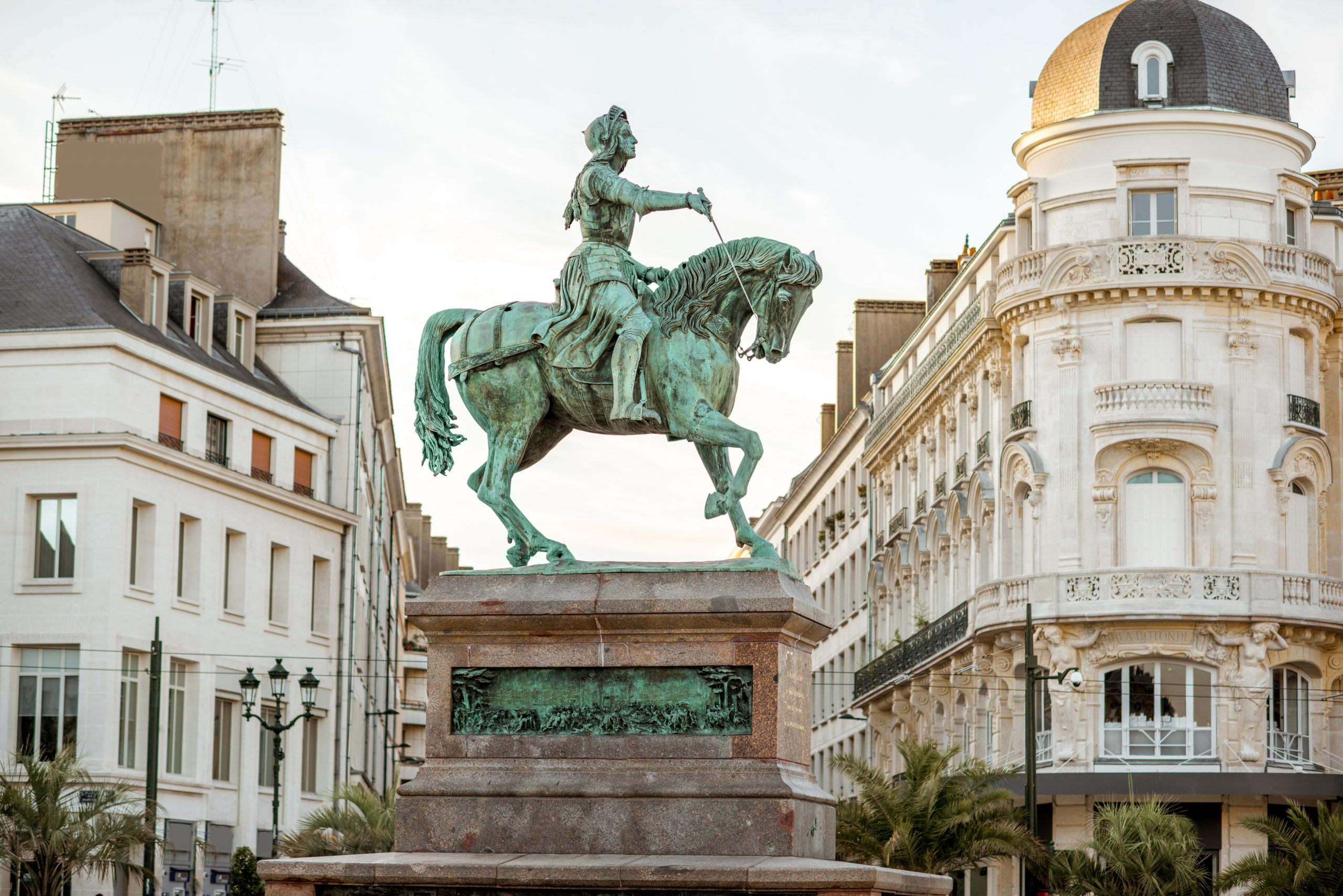 Vue sur la place du Martroi avec la statue de Jeanne d'Arc à Orléans, lors d'un coucher de soleil.