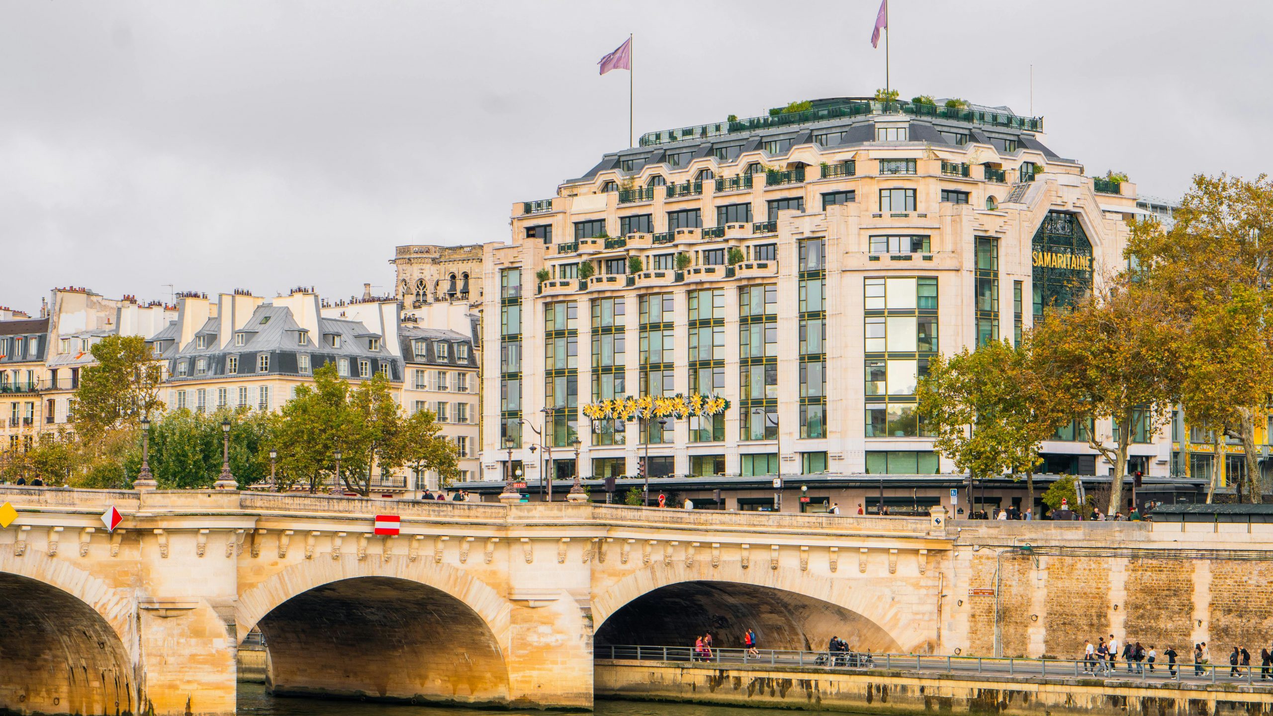 Vue Panoramique Du Pont Neuf Et De La Samaritaine à Paris.