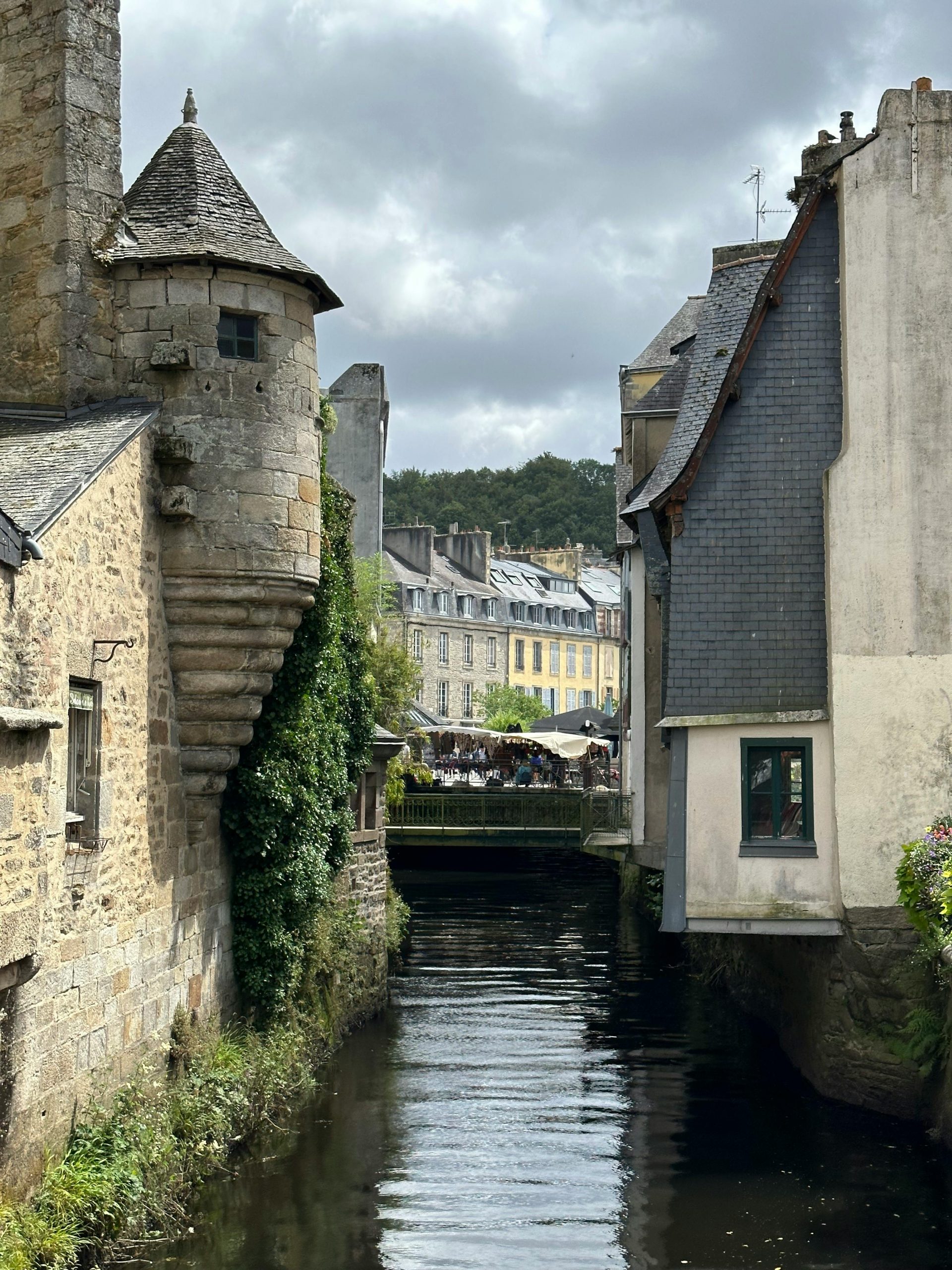 Charmants bâtiments médiévaux avec vue sur le canal dans un village français historique.