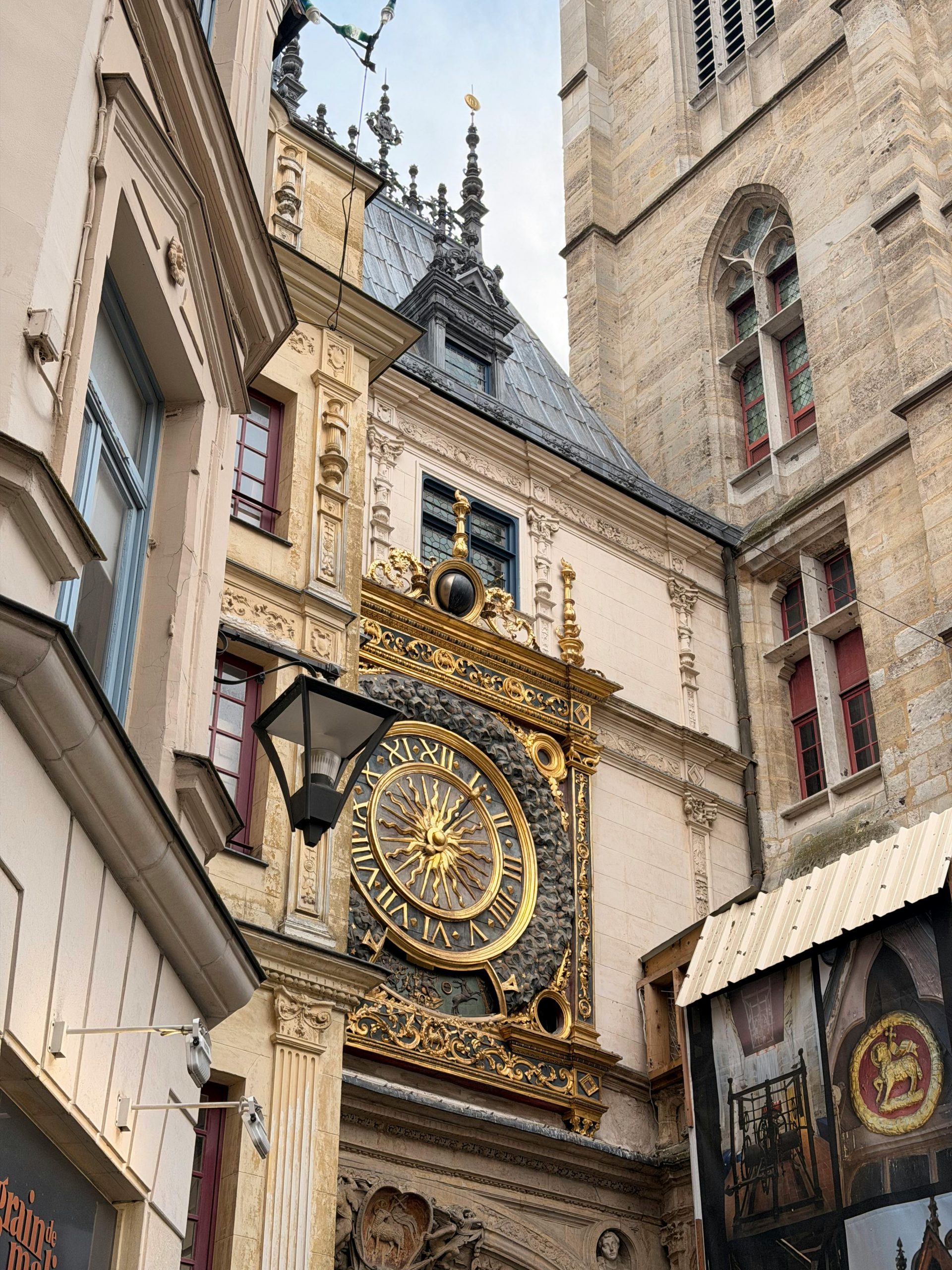 L'horloge Gros-Horloge historique de Rouen, en France, témoigne d'une architecture et d'un savoir-faire médiévaux exceptionnels.