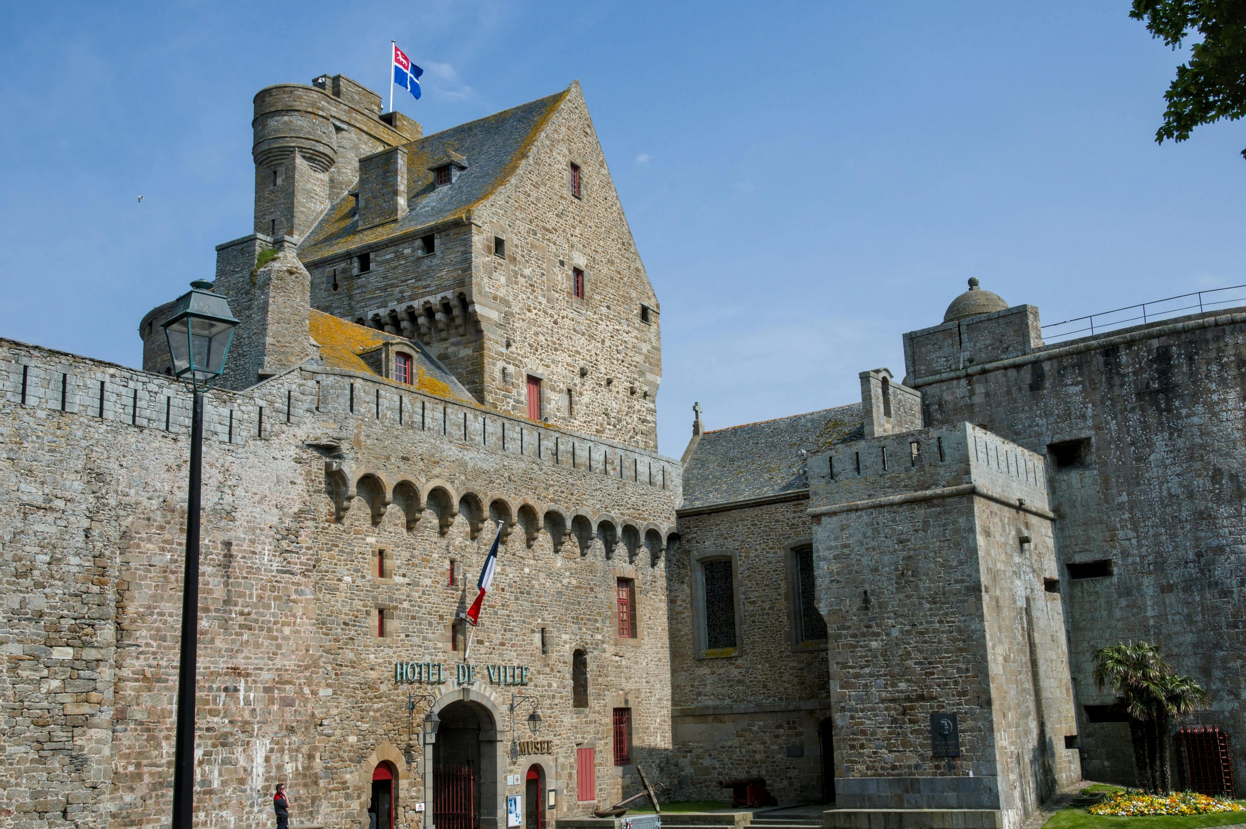 Explorez le château historique de Saint-Malo, un superbe exemple d'architecture médiévale française.