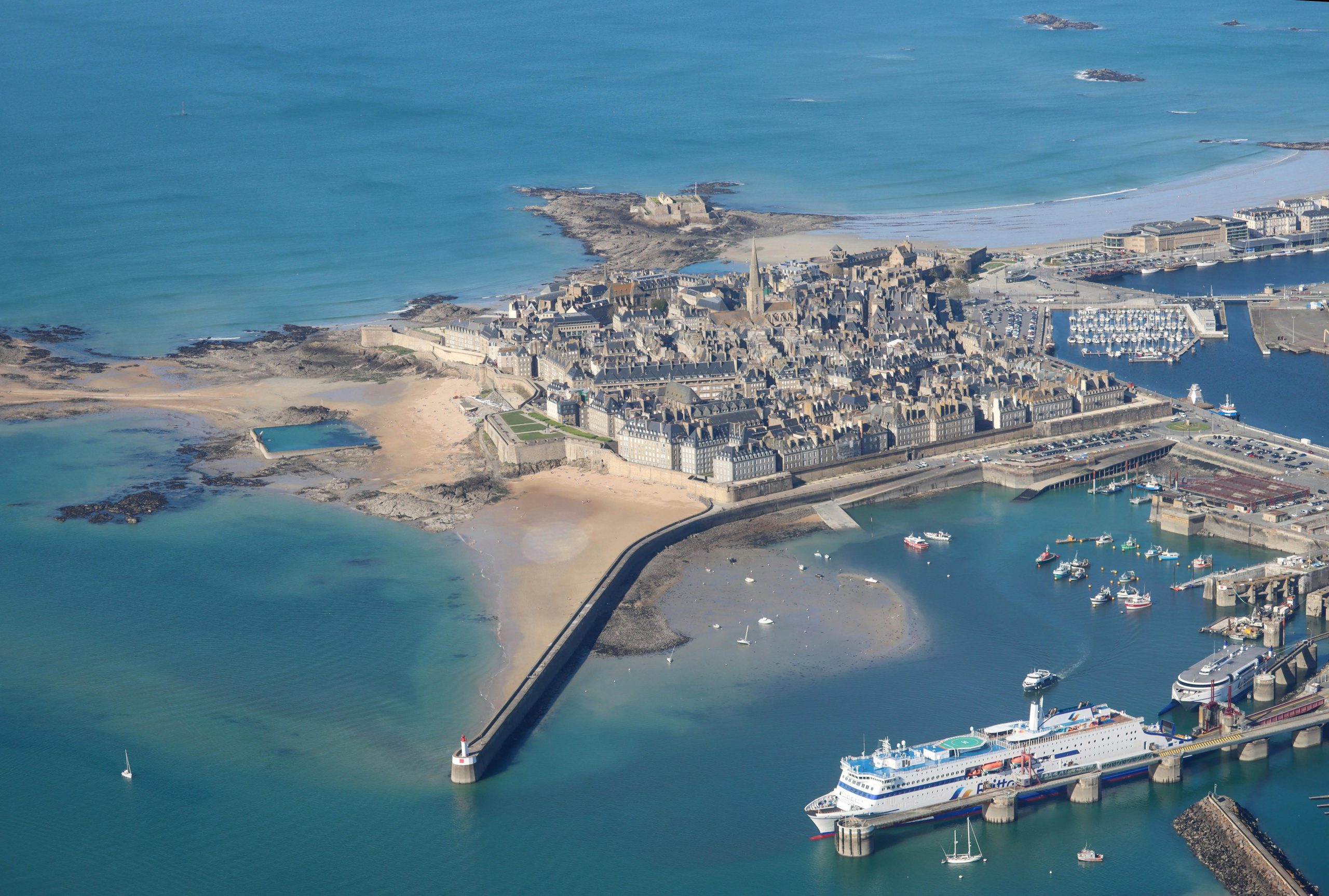 Découvrez la vue aérienne époustouflante de Saint-Malo, ville fortifiée emblématique de la France et de son littoral animé.