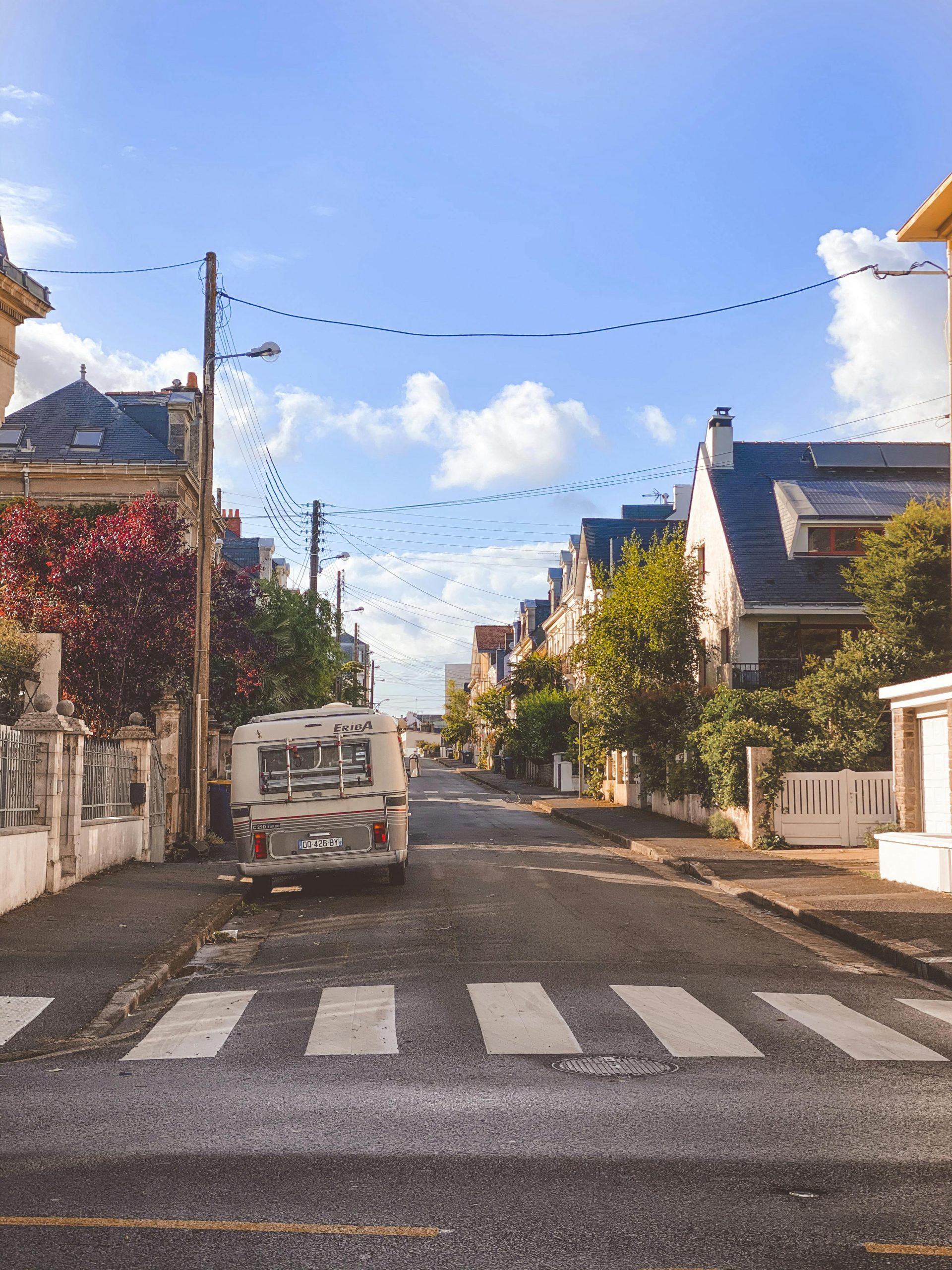 Vu d'une rue avec un ciel bleu. 