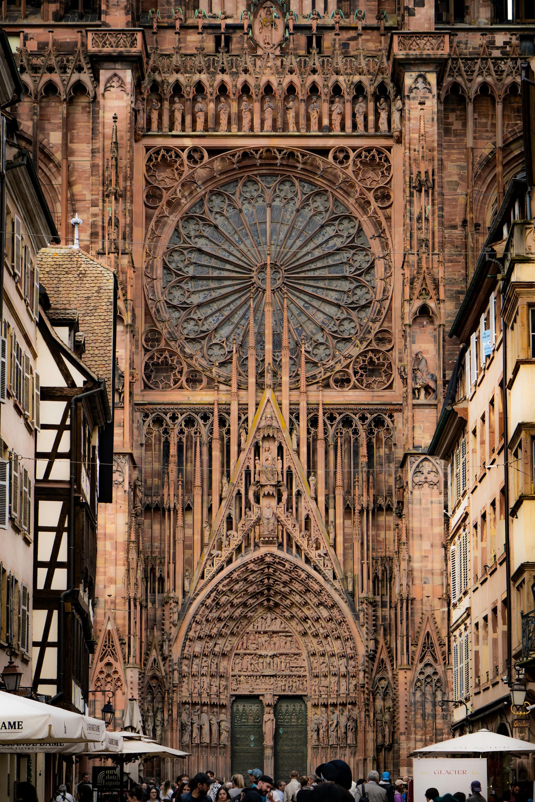 Vue majestueuse de la façade gothique complexe de la cathédrale de Strasbourg en France.
