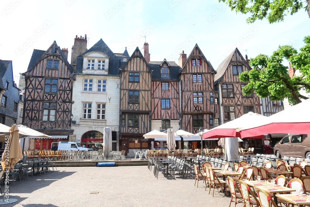 Ville de Tours, vieilles maisons à colombages et terrasses de restaurants sur la place Plumereau.
