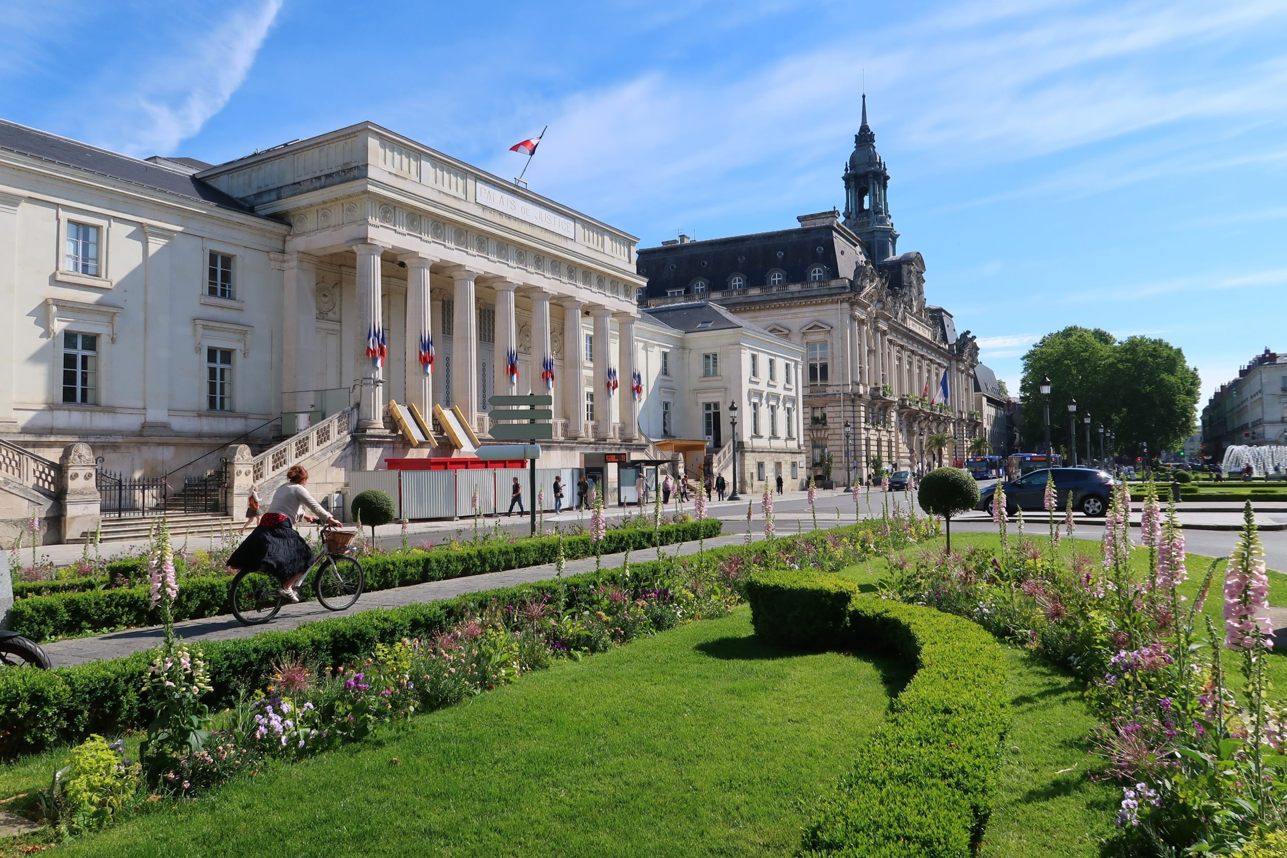 Ville de Tours, place Jean-Jaurès avec le palais de justice et l'hôtel de ville.