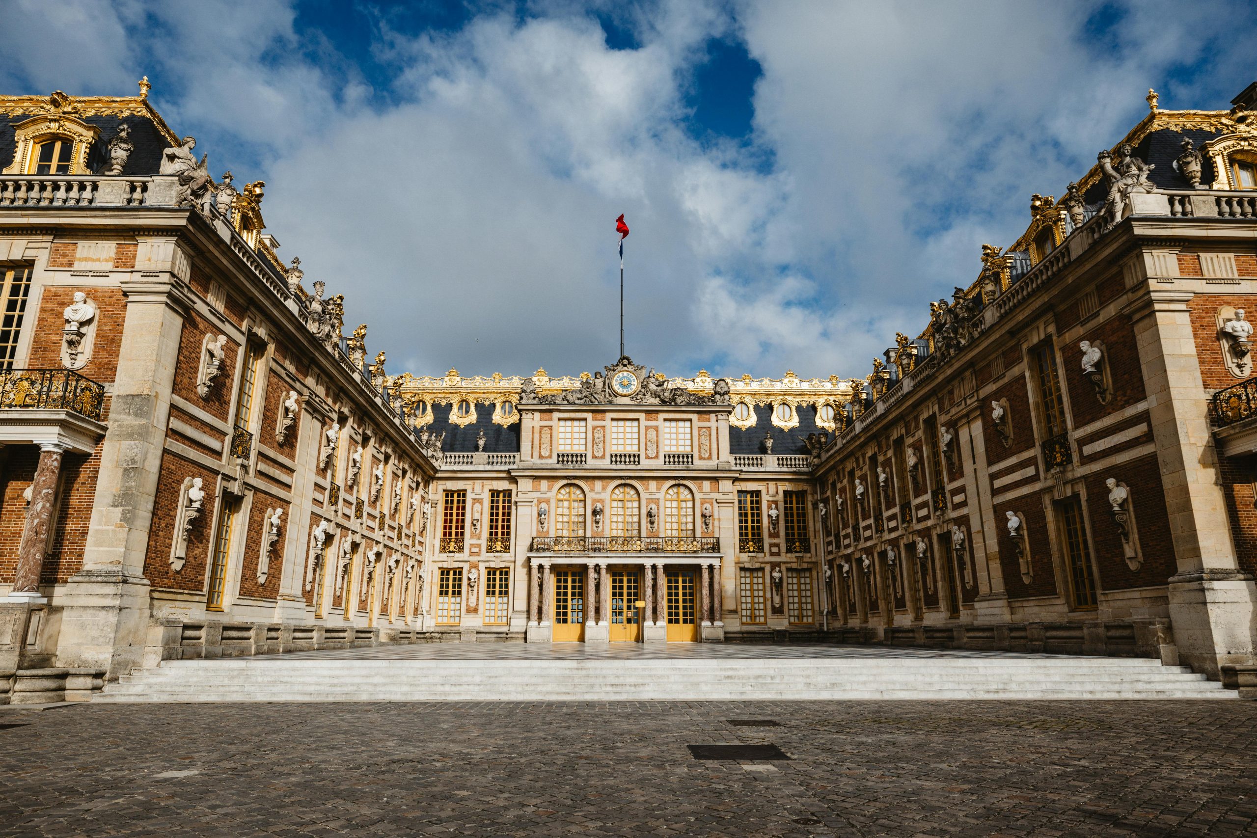 Belle symétrie dans la conception architecturale du château de Versailles, France.