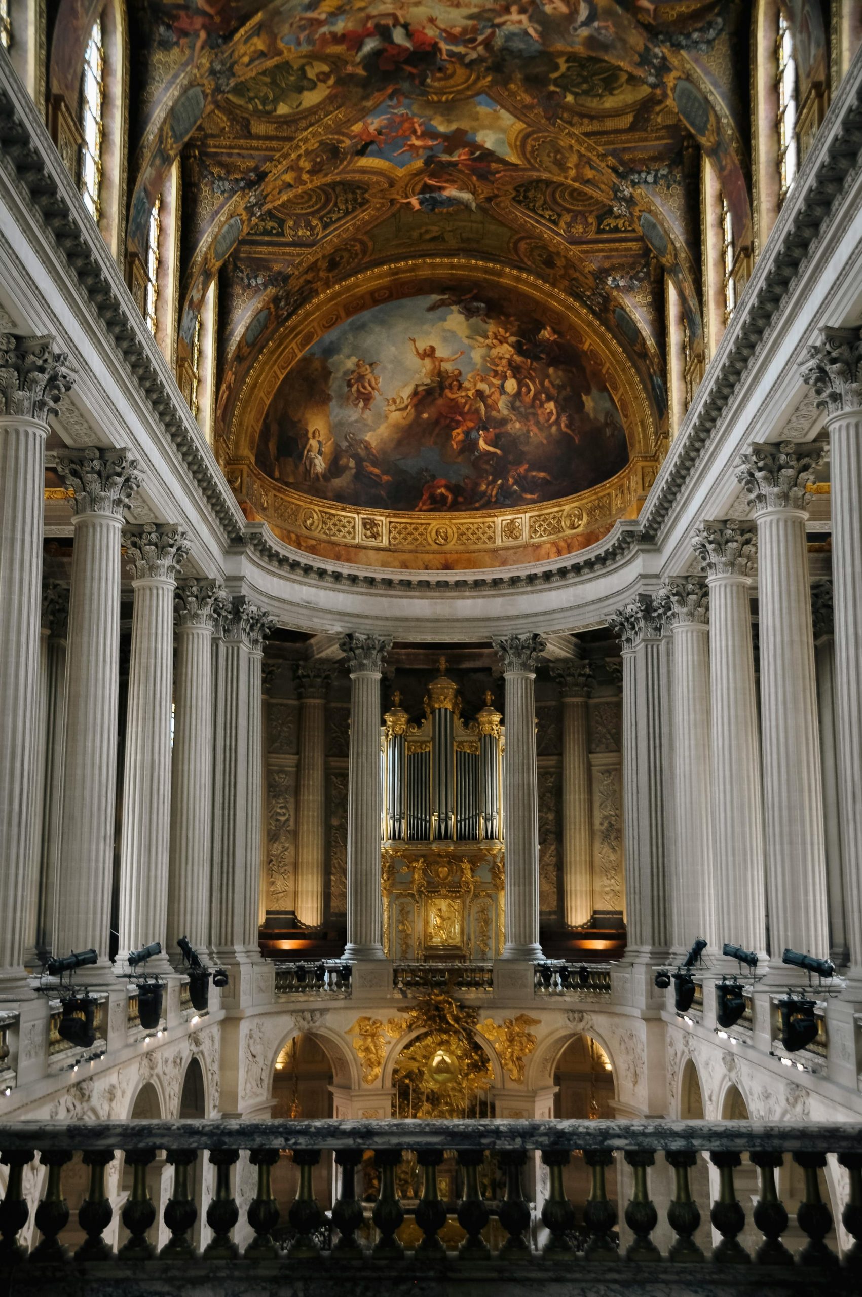 Superbe intérieur baroque de la chapelle de Versailles avec des peintures murales et des colonnes complexes.